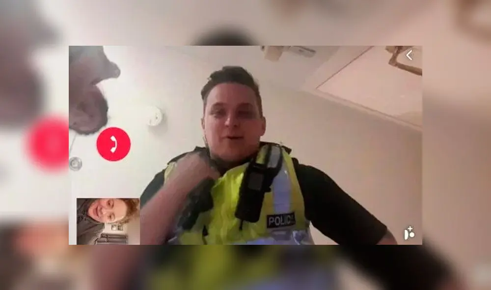 El policía se quedó hablando con las mujeres por diez minutos. (Fuente: The Sun) El policía se quedó hablando con las mujeres por diez minutos. (Fuente: The Sun)