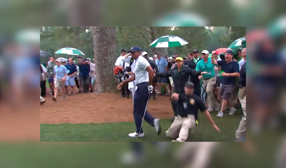 Tiger Woods cerca de sufrir dolorosa lesión por terrible blooper de miembro de seguridad [VIDEO]