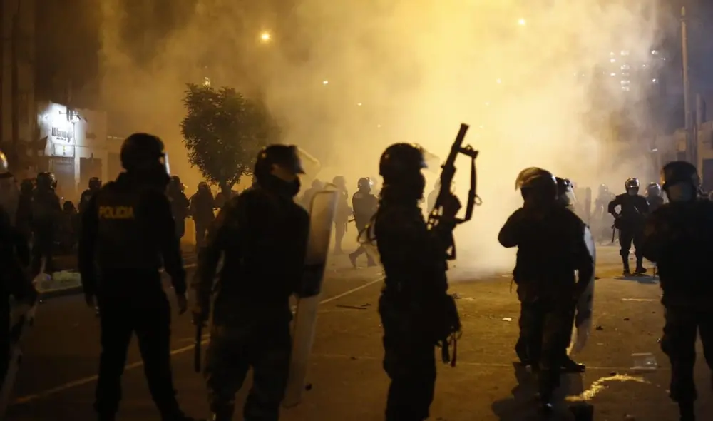 PNP lanzó lacrimógenas y perdigones a manifestantes, pese a advertencias de organismos internacionales contra uso indebido de la fuerza. Foto: Marco Cotrina /La República PNP lanzó lacrimógenas y perdigones a manifestantes, pese a advertencias de organismos internacionales contra uso indebido de la fuerza. Foto: Marco Cotrina /La República