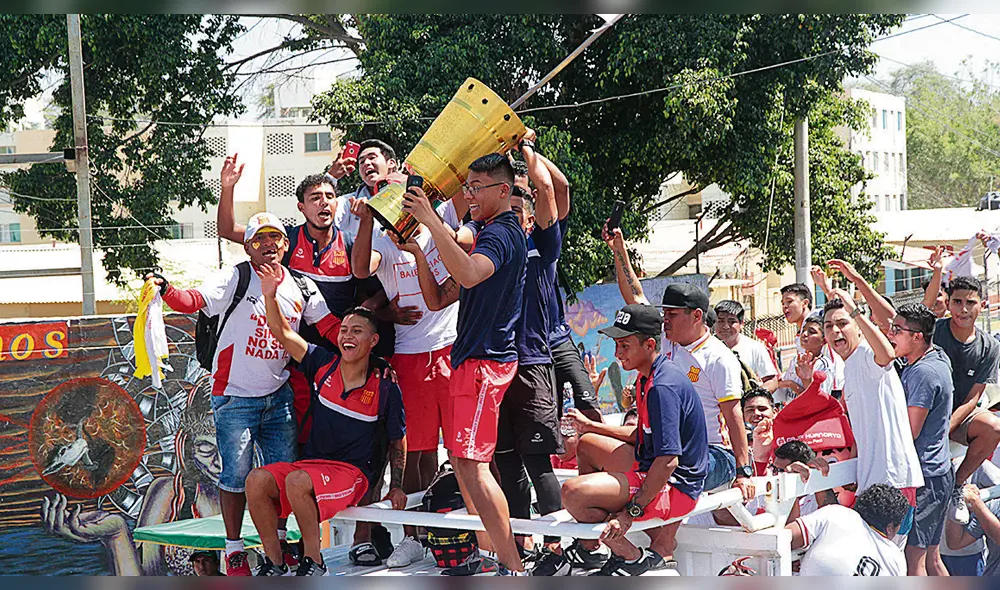 Éxito. Jugadores llegaron a bordo de un camión para que toda la población pueda apreciar la Copa Bicentenario.