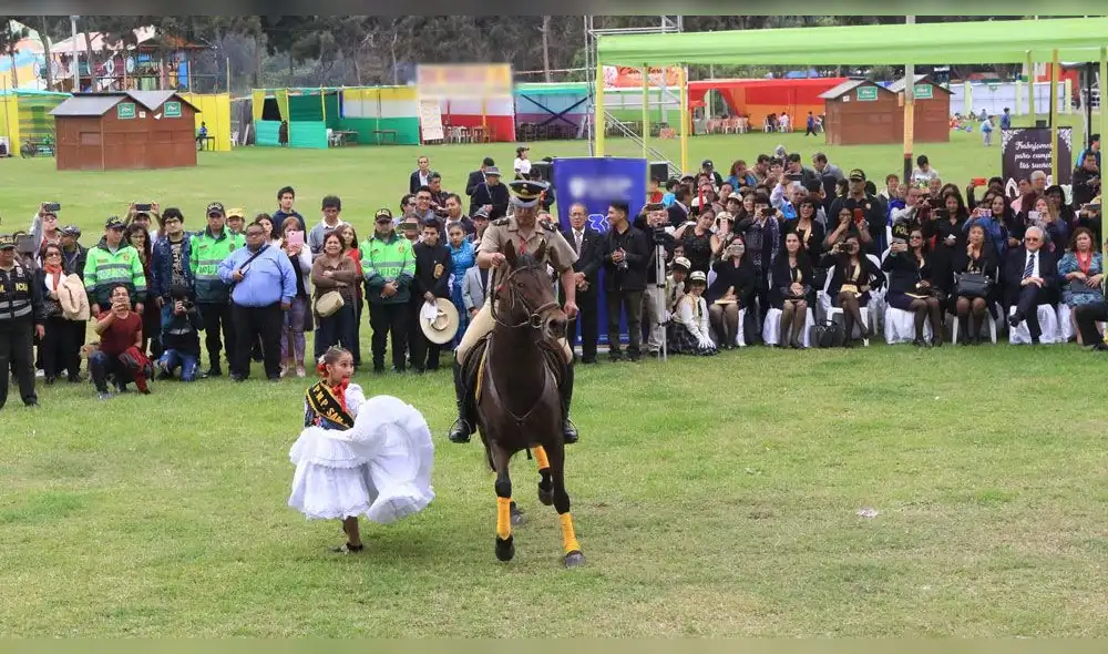 Inicio feria artesanal en Chimbote.