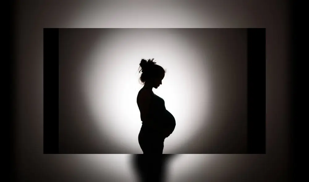 Silhouette of pregnant woman