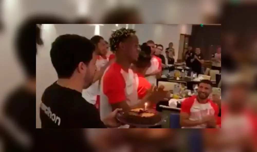 Selección peruana celebra cumpleaños de André Carrillo en Brasil [VIDEO]