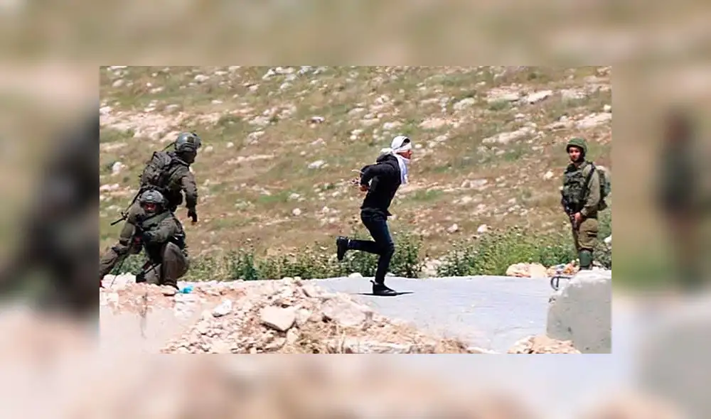 Soldados de Israel disparan a un adolescente palestino maniatado y vendado [VIDEO]