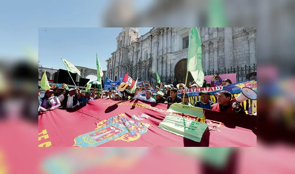 PARO REGIONAL AREQUIPA
CONTUNDENTE PARO CON MILES DE MANIFESTANTES EN DIFERENTES PARTES DE LA CIUDAD DE AREQUIPA  