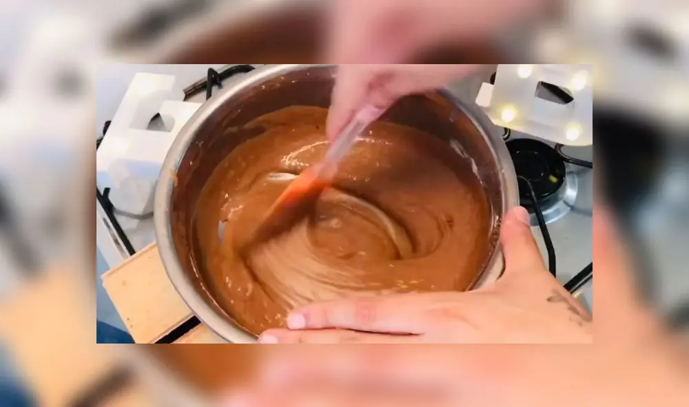 Desliza las imágenes para ver la sencilla receta del pastel de chocolate en una sartén.