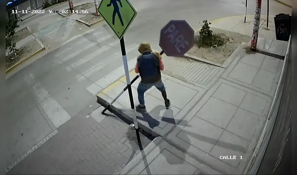 Delincuente rompe señalización en horas de la madrugada. Foto: La República.