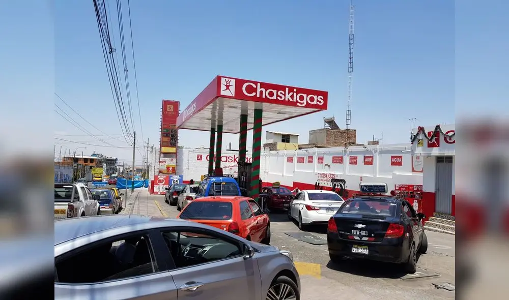 Varios grifos de Arequipa volvieron a registrar largas colas de conductores en busca del combustible. Foto: Wilder Pari/URPI Varios grifos de Arequipa volvieron a registrar largas colas de conductores en busca del combustible. Foto: Wilder Pari/URPI