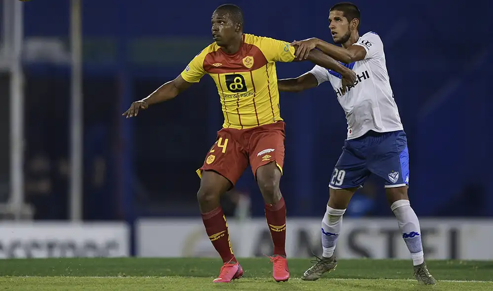 Vélez, con Luis Abram todo el partido, venció a Aucas en la fase 1 de la Copa Sudamericana 2020. Foto: AFP