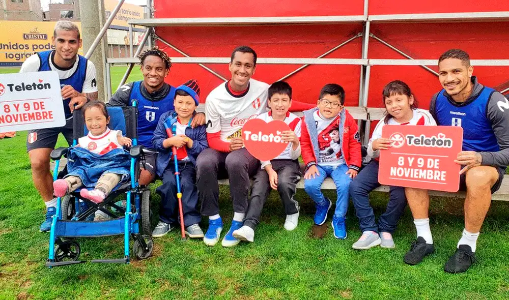 Selección peruana recibe visita de niños de la teletón en entrenamiento. Selección peruana recibe visita de niños de la teletón en entrenamiento.