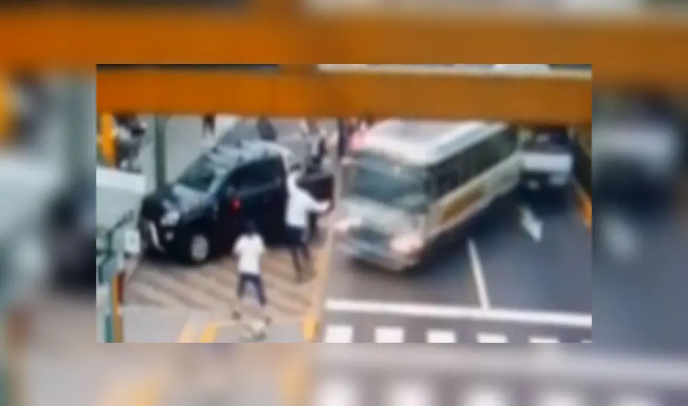 Mujer resultó con golpes leves, pero su hijo terminó con lesiones y fracturas de consideración. (Foto: Captura de video / Latina Noticias) Mujer resultó con golpes leves, pero su hijo terminó con lesiones y fracturas de consideración. (Foto: Captura de video / Latina Noticias)