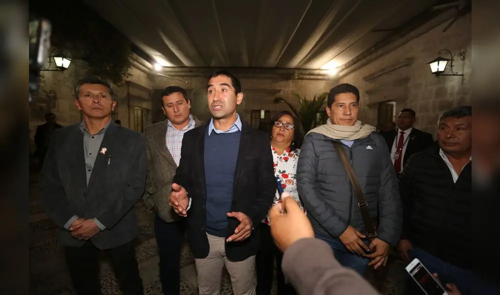 cita. Alcaldes se reunieron con presidente en otro salón.
