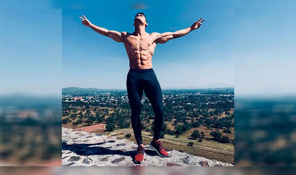 Austin Palao posa en toalla y enamora a mexicanas con atrevido video en baño