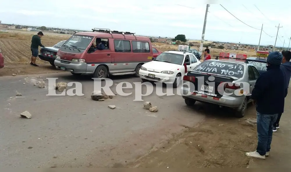 También pintaron las ventanas de los vehículos con la icónica frase "Agro sí, mina no".
