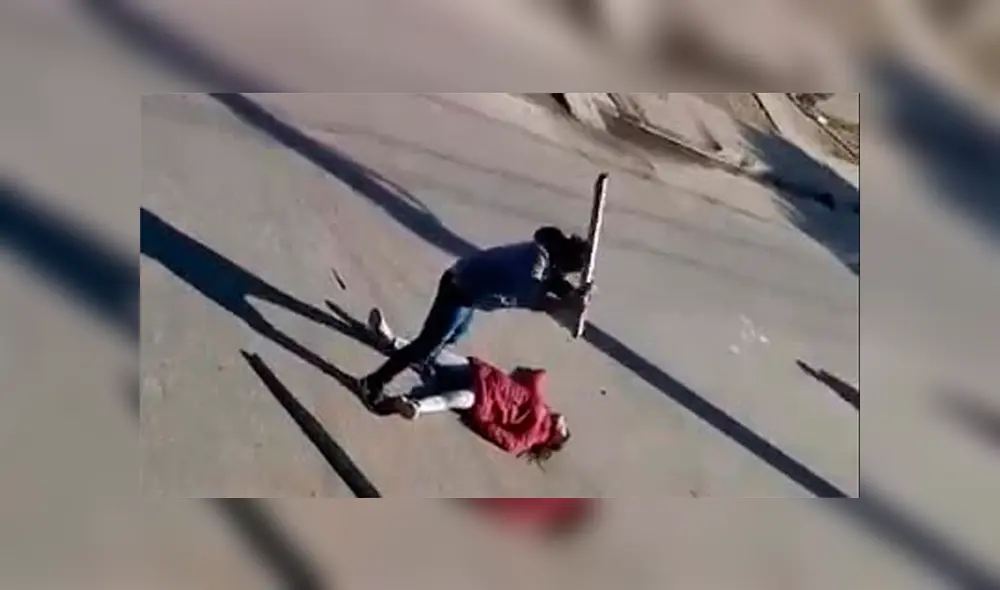 Nadia es noquea con un palo en la cara e inmediatamente se desploma en medio de la calle. Foto: Captura