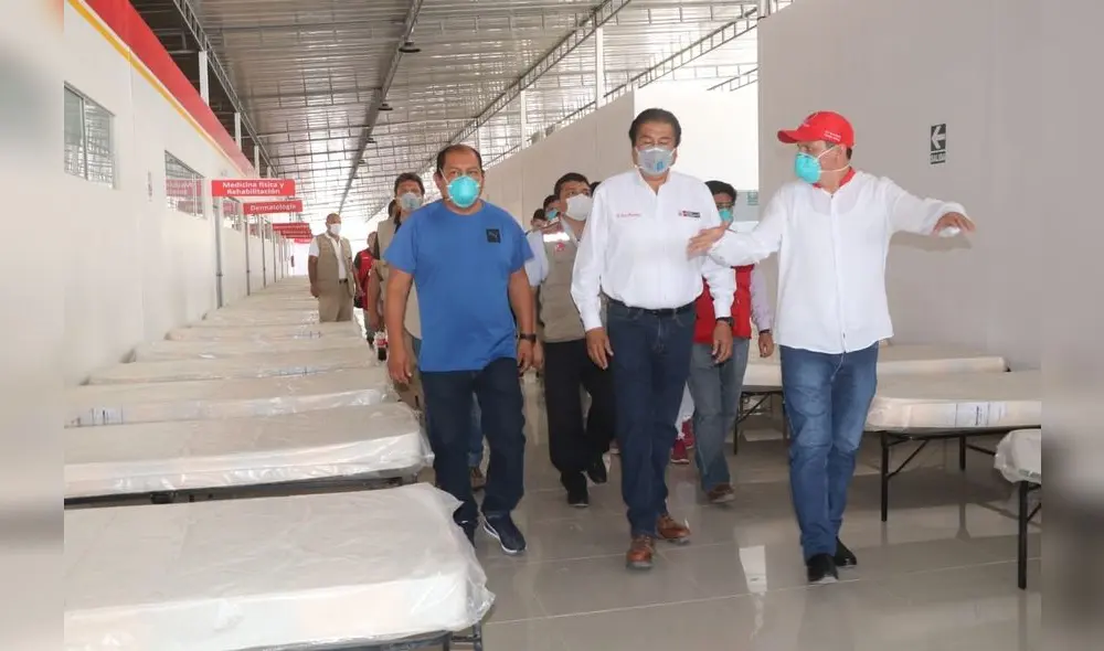 Ministro de Vivienda y gobernador regional inspeccionan camas que recibirán a pacientes infectados. Foto: Reneyro Guerra.