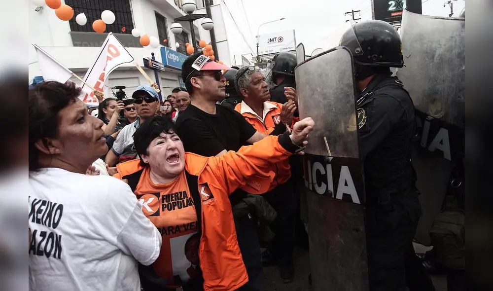Fujimoristas generan disturbios en los exteriores del penal donde se encuentra Keiko Fujimori. Foto: La República. Fujimoristas generan disturbios en los exteriores del penal donde se encuentra Keiko Fujimori. Foto: La República.