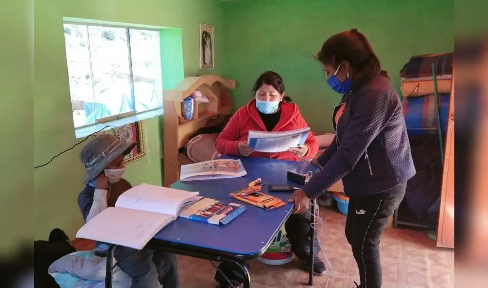 Profesora recorre 60 kilómetros para visitar a sus alumnos. Foto: Andina Profesora recorre 60 kilómetros para visitar a sus alumnos. Foto: Andina