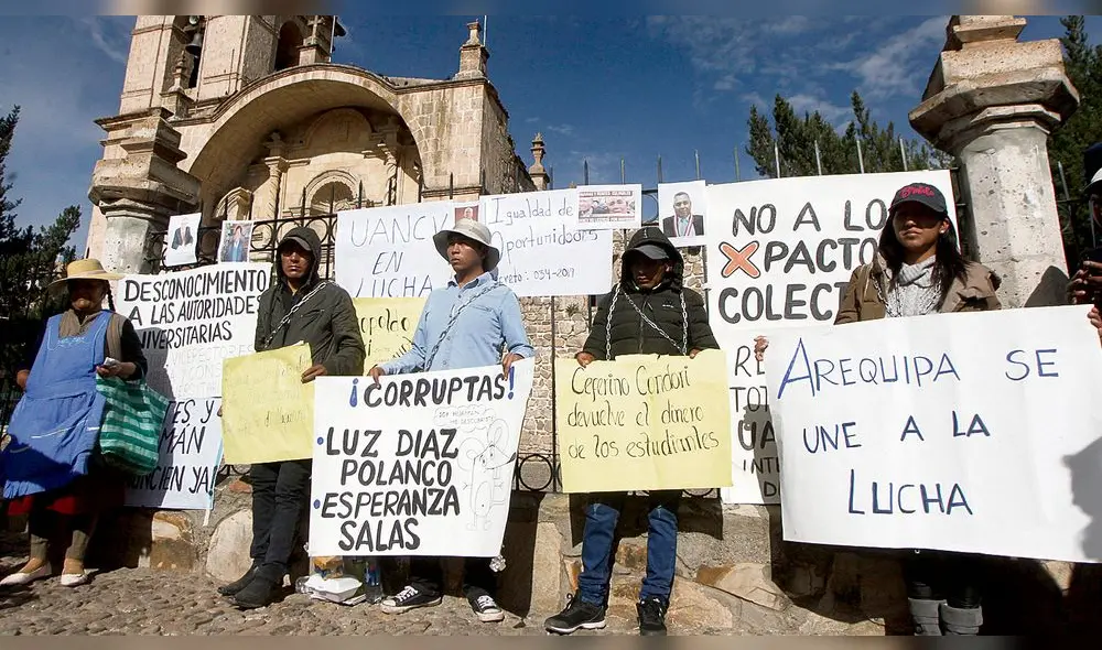 encadenados. Estudiantes protestan en las afueras de la iglesia Santa Catalina. Piden sanción para quienes empujaron a cierre de casa de estudios. encadenados. Estudiantes protestan en las afueras de la iglesia Santa Catalina. Piden sanción para quienes empujaron a cierre de casa de estudios.