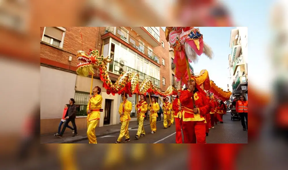 La danza del dragón chino es una de las más grandes expresiones de la cultura tradicional de China. La danza del dragón chino es una de las más grandes expresiones de la cultura tradicional de China.
