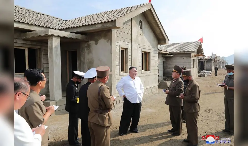 Imagen publicada por la Agencia KCNA. Líder norcoreano visita trabajos de restauración tras inundaciones. Foto: Vía AFP. Imagen publicada por la Agencia KCNA. Líder norcoreano visita trabajos de restauración tras inundaciones. Foto: Vía AFP.
