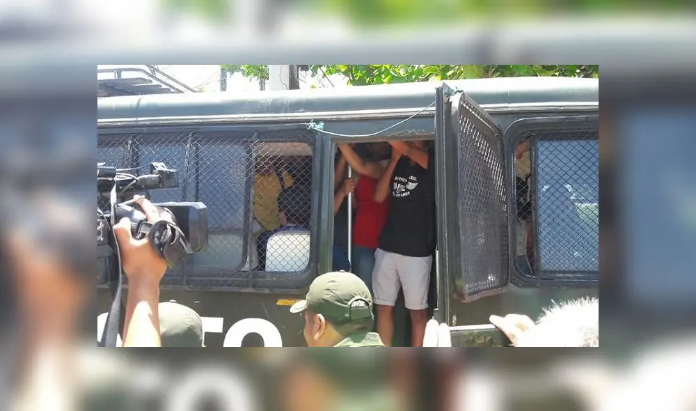 Los jóvenes fueron detenidos por presuntamente estar bebiendo alcohol. Foto: RRSS