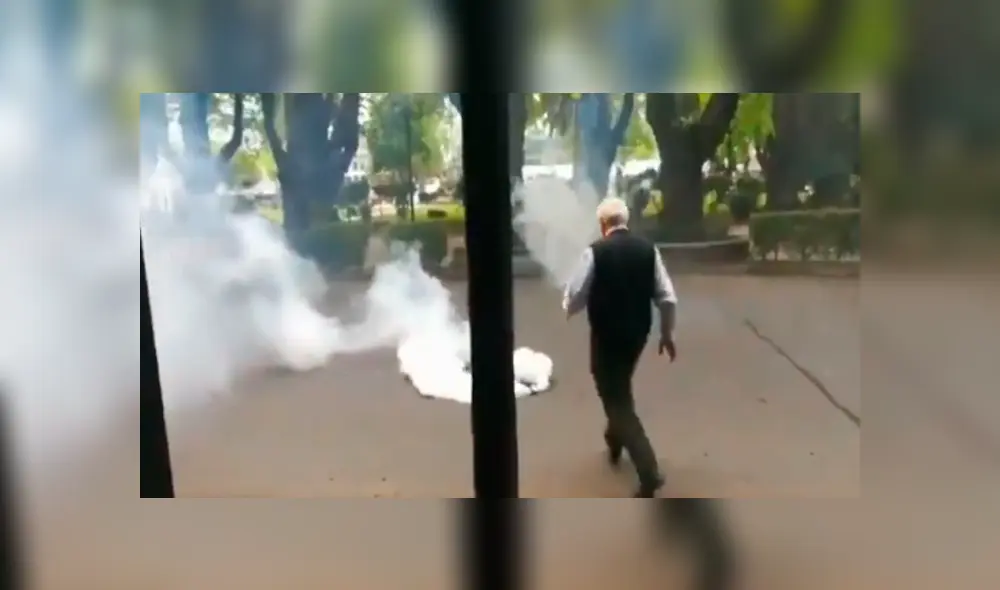 La insólita reacción del hombre luego de que una bomba cayera delante de él se ha hecho viral en YouTube y Twitter