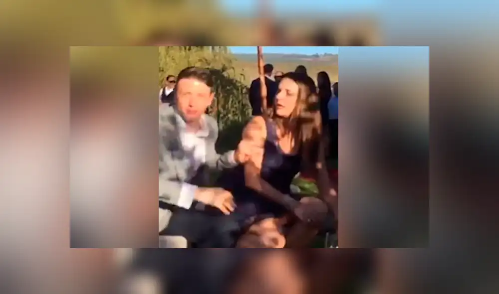 Un video muestra el divertido momento en que un chico evita que su novia agarre el bouquet de boda. Un video muestra el divertido momento en que un chico evita que su novia agarre el bouquet de boda.