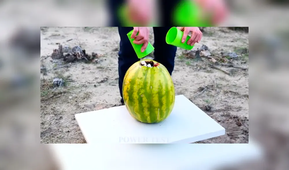 Desliza hacia la izquierda para ver el resultado de combinar Coca Cola con abundantes Mentos. Desliza hacia la izquierda para ver el resultado de combinar Coca Cola con abundantes Mentos.