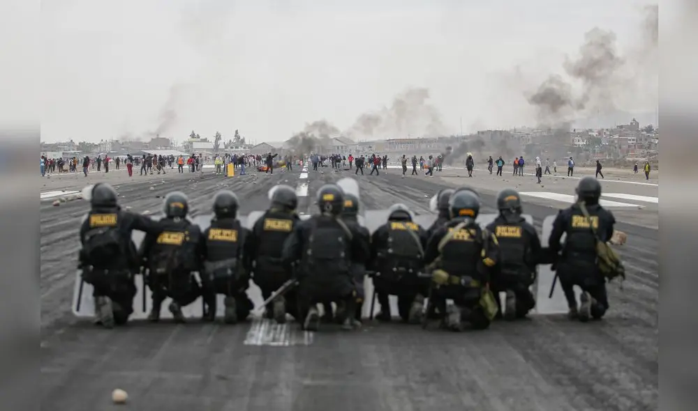 furia nacional. Vacado Pedro Castillo ocurrió un estallido. La protesta tomó carreteras. Policía se enfrenta con huelguistas en la Paname- ricana, en La Joya.