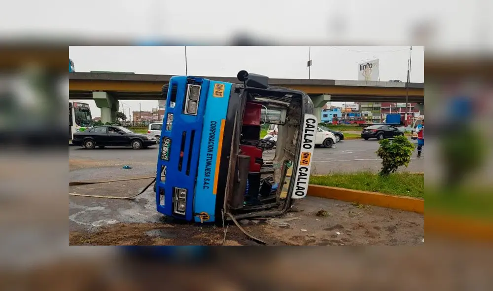 Los pasajeros de la cúster que cubre la ruta Callao-Callao fueron los más afectados, pues el vehículo se volcó. El conductor se dio a la fuga. (Foto: Carlos Contreras / La República) Los pasajeros de la cúster que cubre la ruta Callao-Callao fueron los más afectados, pues el vehículo se volcó. El conductor se dio a la fuga. (Foto: Carlos Contreras / La República)