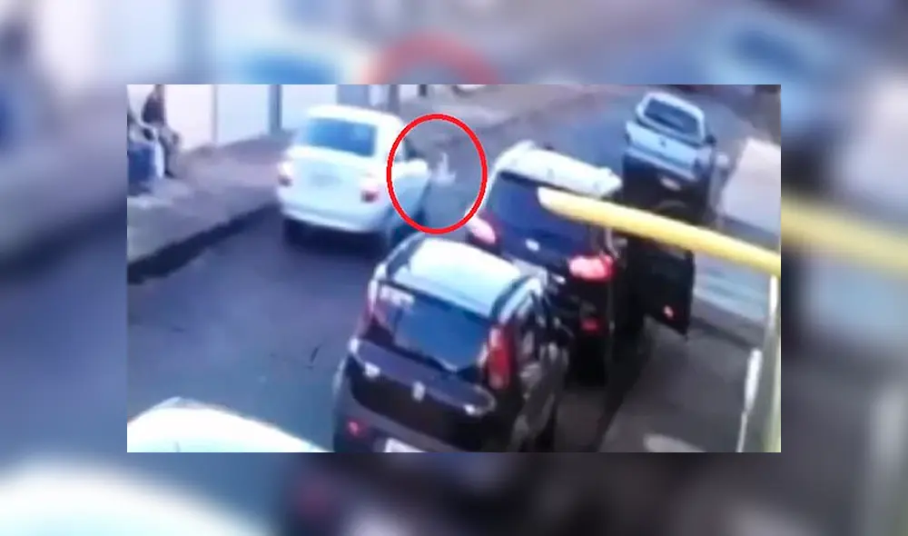 El niño de dos años que fue atropellado por un auto terminó con un diente roto y con un leve rasguño en la nuca. Foto: Captura/Daily Mail