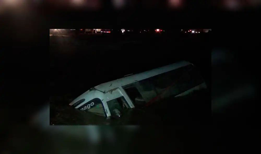 Huaico arrastró custer con 12 pasajeros cerca del peaje de Besique en Nuevo Chimbote