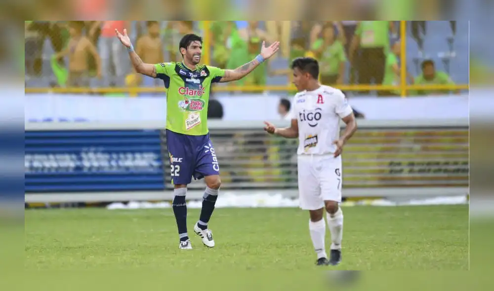 Sebastián “Loco” Abreu aceptó dirigir a club centroamericano, pero sin retirarse