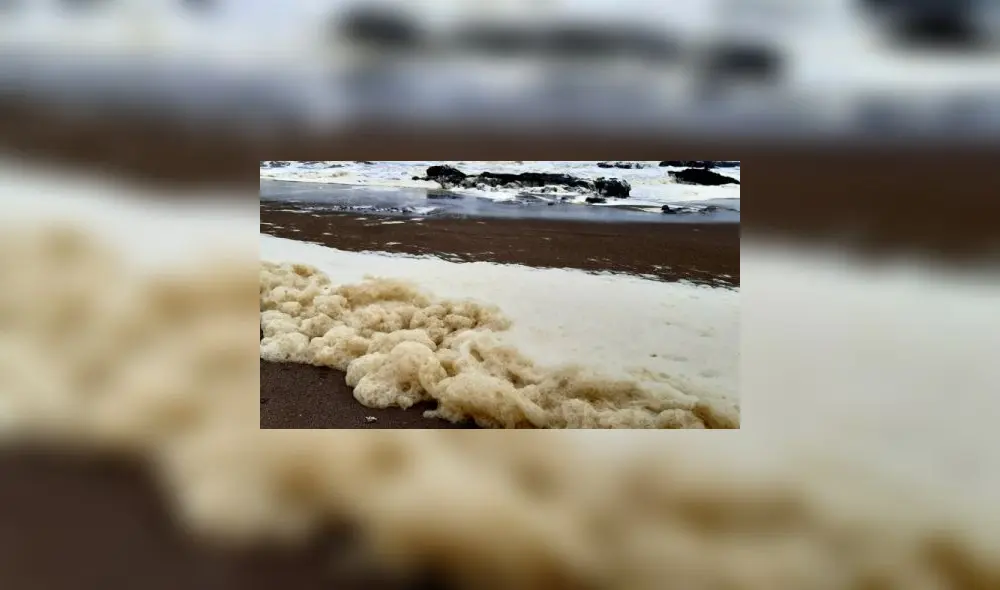 Esta semana aumentó la espuma en las orillas y percataron un color verdoso. Foto: radio Uno