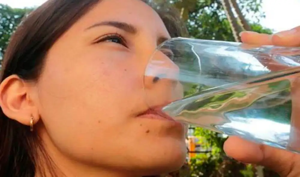 Minsa recomienda tomar 2 litros de agua al día. Foto: Andina.