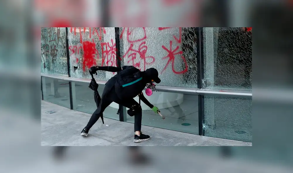 Policía dispara a un manifestante durante una violenta protesta [VIDEO]