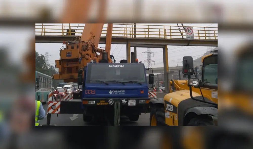 Vía de Evitamiento: camión choca contra puente peatonal y podría colapsar por daños severos Vía de Evitamiento: camión choca contra puente peatonal y podría colapsar por daños severos