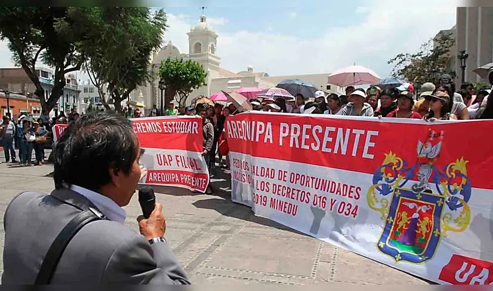 Estudiantes protestaron.