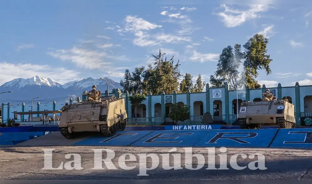 Los vehículos salen del cuartel Salaverry. Los vehículos salen del cuartel Salaverry.