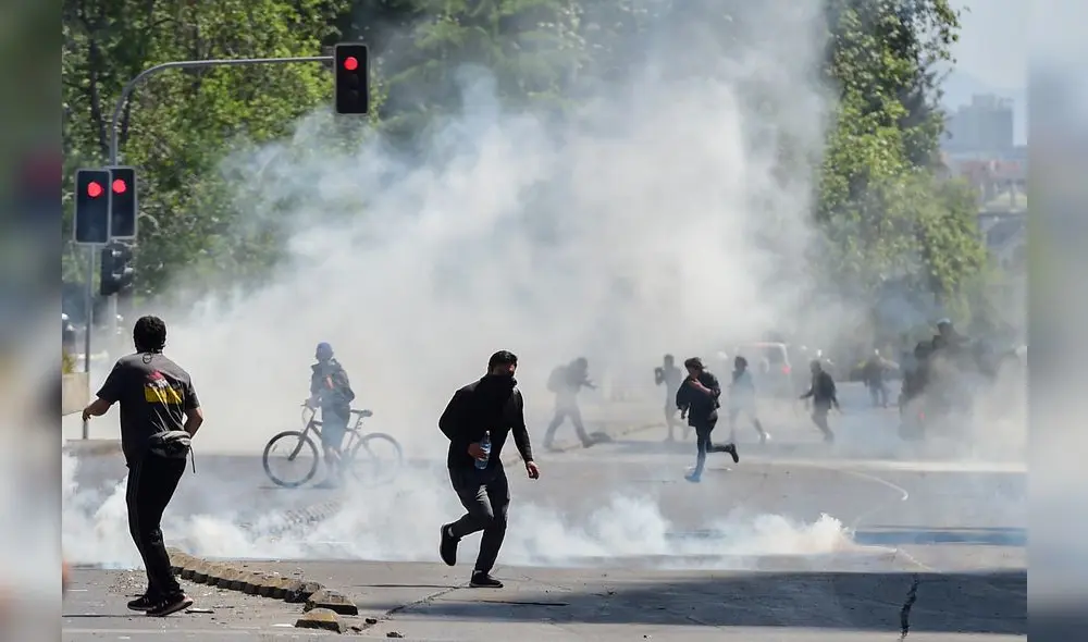 La militarización del país ha ido en aumento para tratar de controlar los desmanes violentos en los que derivó desde el pasado viernes la radicalización de la protesta ciudadana contra el alza del precio del metro. Foto: AFP. La militarización del país ha ido en aumento para tratar de controlar los desmanes violentos en los que derivó desde el pasado viernes la radicalización de la protesta ciudadana contra el alza del precio del metro. Foto: AFP.