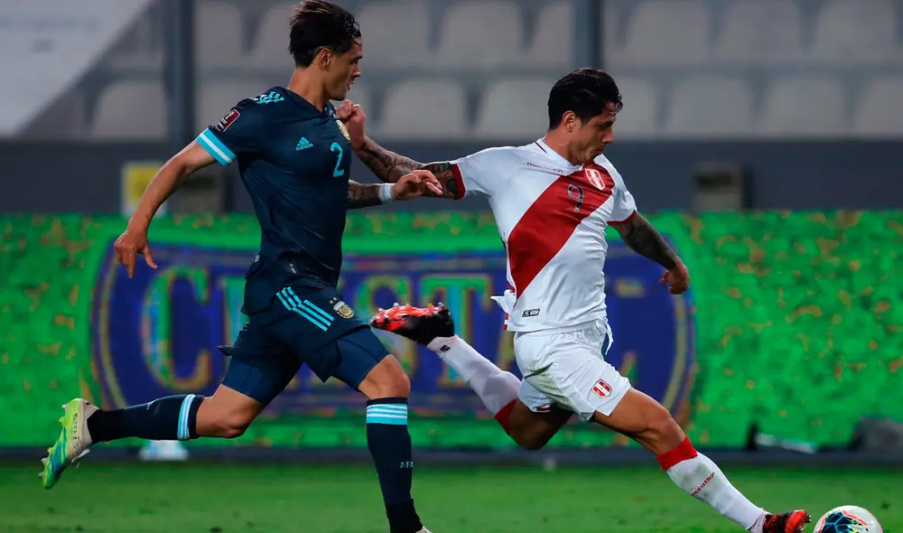 Gianluca Lapadula debutó como titular en la selección peruana ante Argentina. Foto: EFE