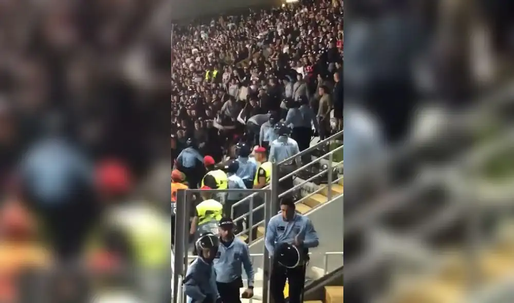 Policías e hinchas protagonizaron bochornoso momento. Foto: Captura de video.