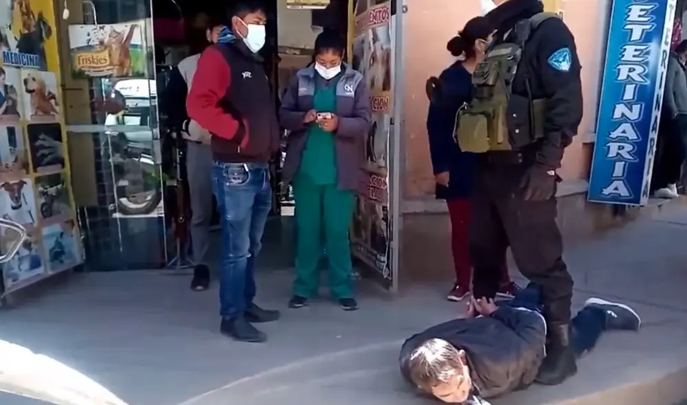 Pobladores con apoyo de la Policía lograron capturar a sospechoso. Fotocaptura: Facebook/ FG Noticias.