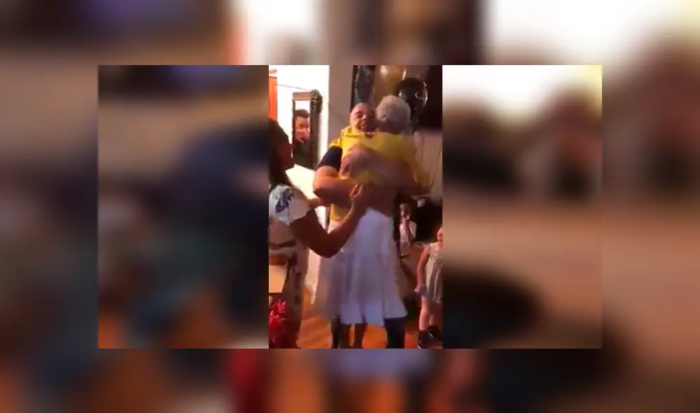 Desliza las imágenes para conocer un poco más sobre este emotivo video viral de Facebook, el cual muestra el emotivo reencuentro entre un hombre y su querida madre. Foto: Captura. Desliza las imágenes para conocer un poco más sobre este emotivo video viral de Facebook, el cual muestra el emotivo reencuentro entre un hombre y su querida madre. Foto: Captura.