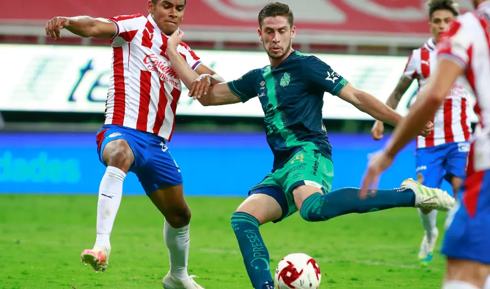 Santiago Ormeño se rindió ante Paolo Guerrero. | Foto: Alfredo Moya/JAM MEDIA Santiago Ormeño se rindió ante Paolo Guerrero. | Foto: Alfredo Moya/JAM MEDIA