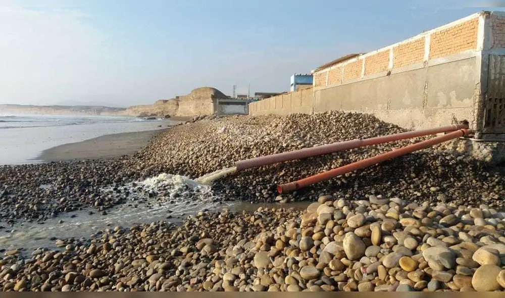 Población vive preocupada por vertedero de desagües que desembocan en el mar. Población vive preocupada por vertedero de desagües que desembocan en el mar.