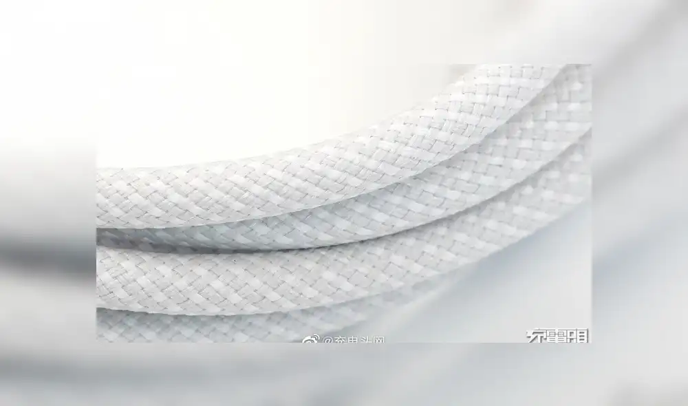 Desliza para ver cómo luce el nuevo cable de datos del iPhone 12. Foto: DuanRui / Twitter.