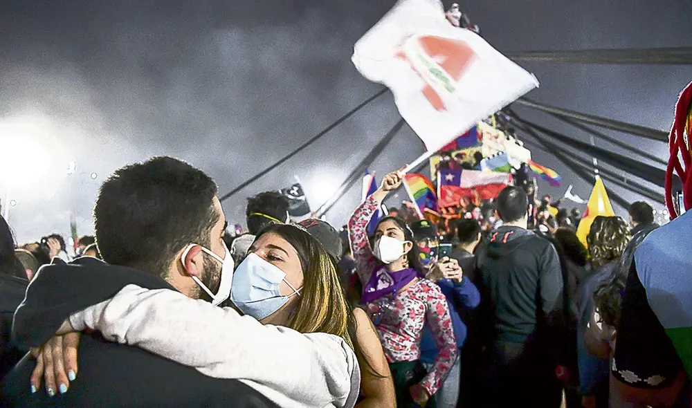 protestas chile constitucion abrazo foto: afp protestas chile constitucion abrazo foto: afp