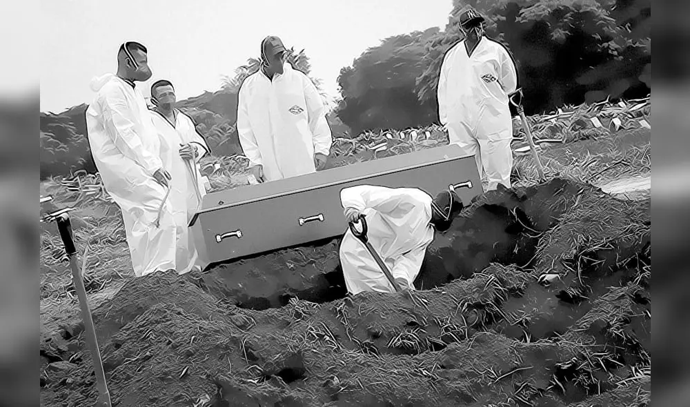 AME3588. SAO PAULO (BRASIL), 18/03/2021.- Trabajadores entierran a una víctima de covid-19 hoy, en el Cementerio Viola Formosa de Sao Paulo (Brasil). Brasil registró ayer 90.303 contagios de covid, un nuevo récord diario, con lo que el país ya suma 11.693.3838 casos y se confirma como el actual epicentro global de la pandemia. Las muertes también estuvieron elevadas en las últimas 24 horas, con 2.648 fallecidos por el virus, la segunda cifra más alta tras el récord de 2.841 decesos registrados el martes, con lo que Brasil ya roza las 285.000 víctimas, según el boletín divulgado por el Ministerio de Salud este miércoles. EFE/ Fernando Bizerra Jr